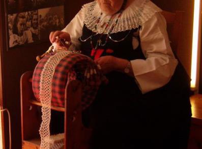 Artisane en costume traditionnel