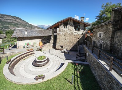La piccola piazza del villaggio