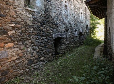 Scorcio tra le case in pietra