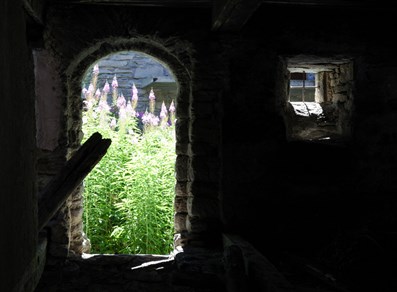 Scorcio tra le case in pietra