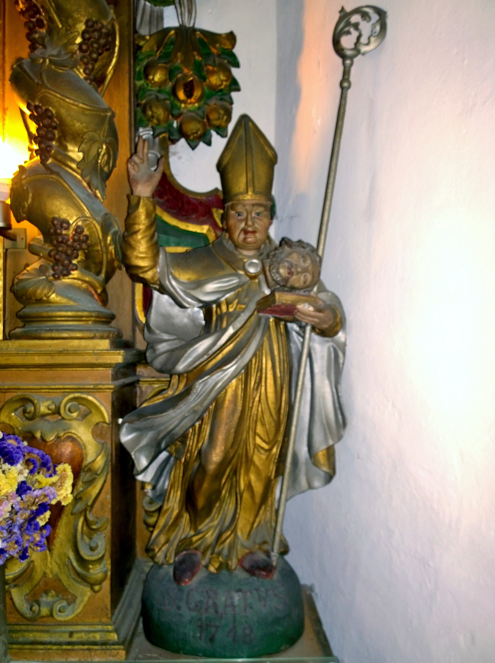 19/5000
statue of San Grato