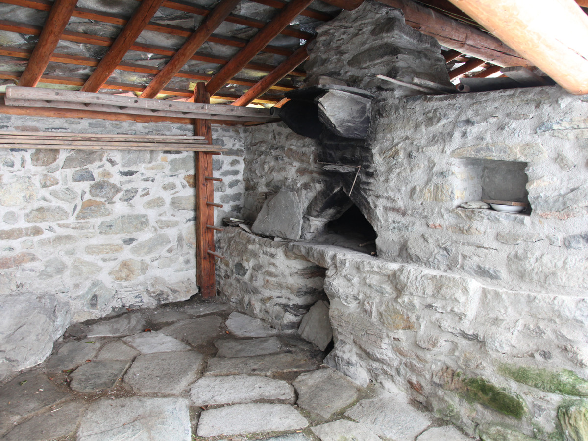 Champorcher - ancien four dans le village d'Outre l'Eve