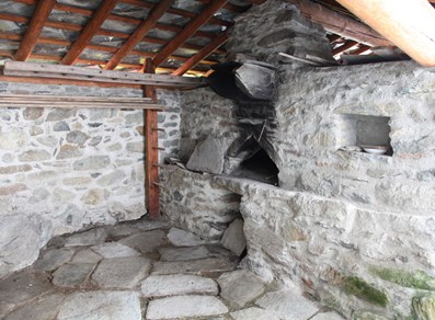 Champorcher - ancien four dans le village d'Outre l'Eve