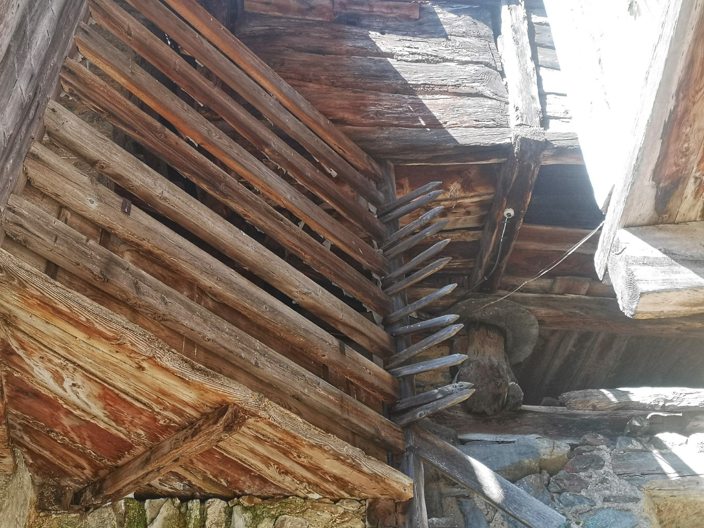 Détail d'un "rascard" au village de Farettaz (support en forme de champignon)