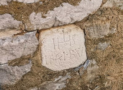 Inscripción antigua en el pueblo de Farettaz