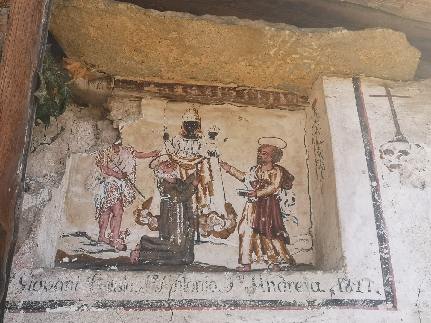 restes de fresque avec la Vierge Noire d'Oropa et saints - village de Farettaz
