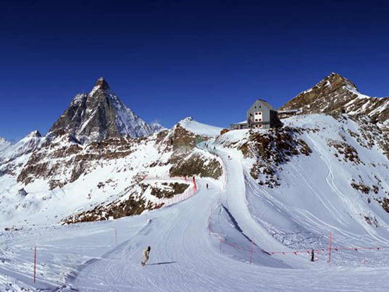 Panorama sul Cervino e piste di sci 