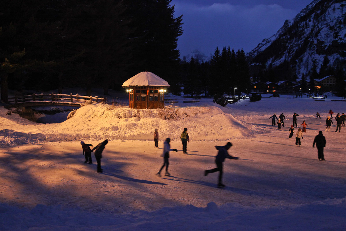 The ice skating rink - Night view