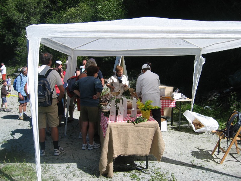 Petit banc de produits typiques