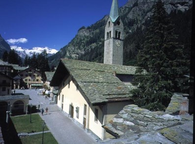 Vista de la iglesia y de su patio