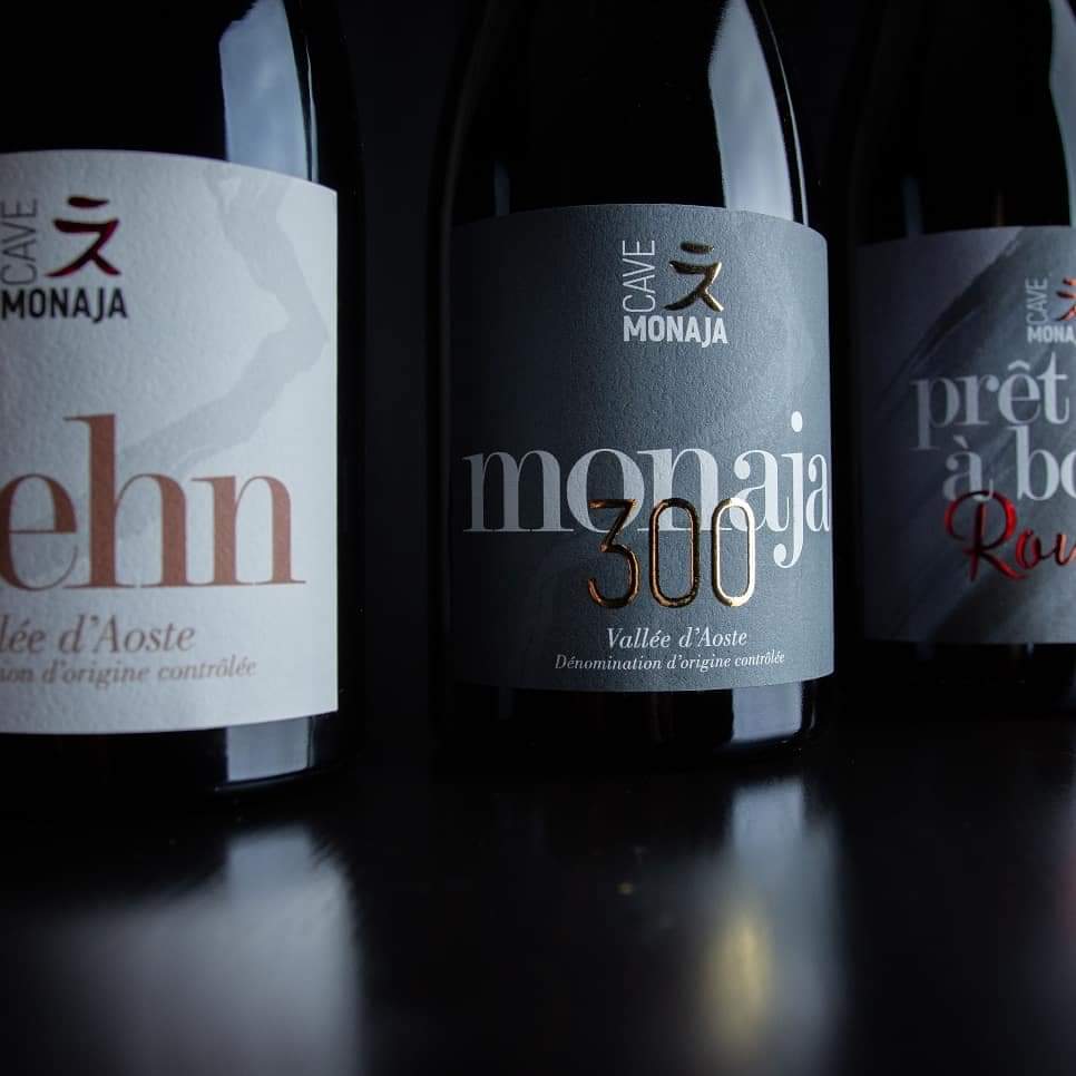 Dettaglio sulle etichette delle bottiglie di vino