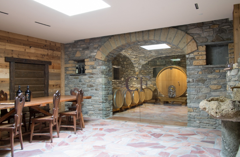 La sala de degustación y la bodega