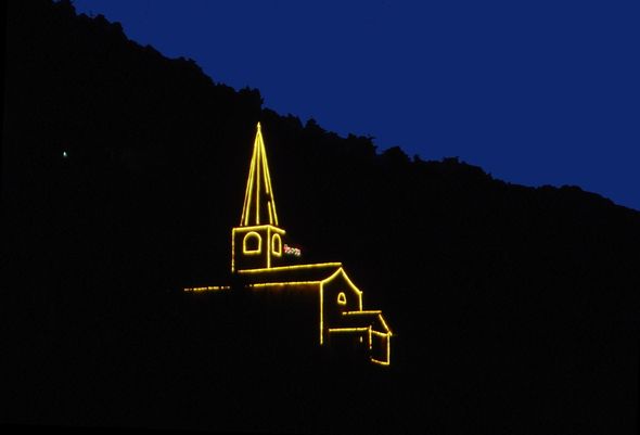 Chiesa di Monjovet illuminata