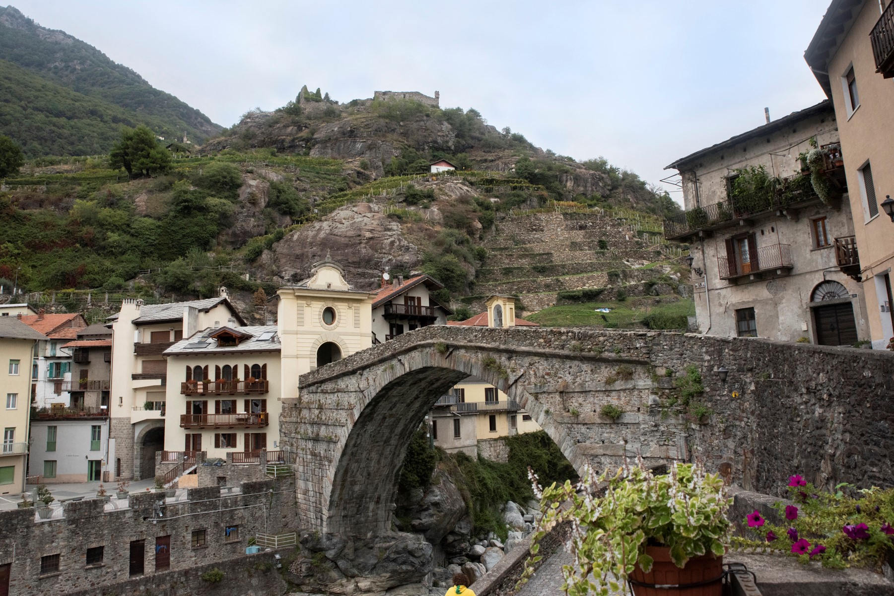 Die römische Brücke von Pont-Saint-Martin und die Weinberge