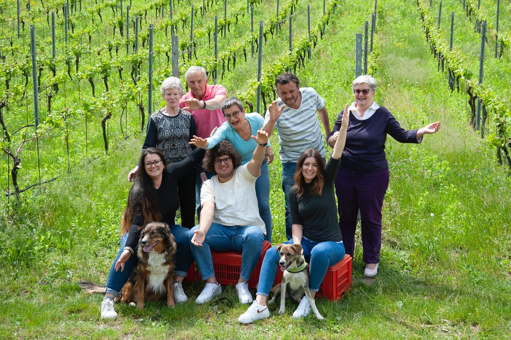 Die junge Sara und Marco mit ihrer Familie