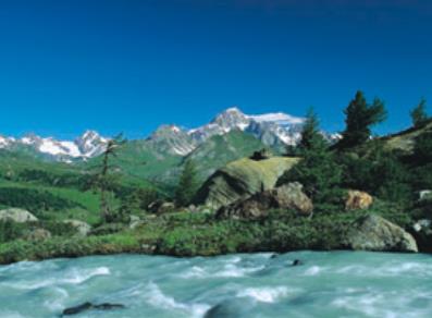 Der Bach Ruitor und der Mont Blanc.