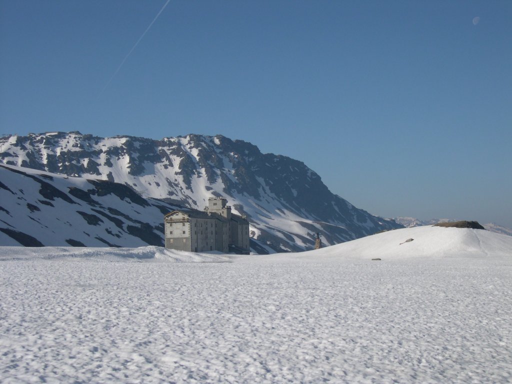 L'Hospice plongé dans la neige