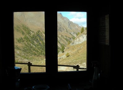 Dall'interno del bivacco Borroz