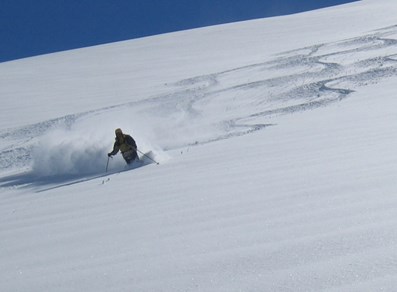 Descent on powdery snow