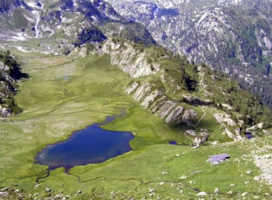 Climbing to the Deffeyes hut, the Montagne du Glacier and lake