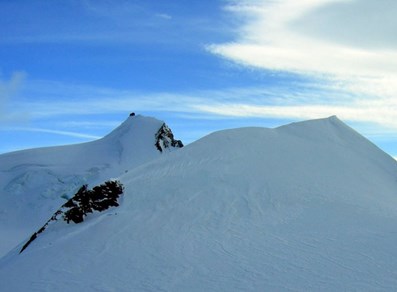 Links die Punta Gnifetti und rechts der Ludwigshöhe