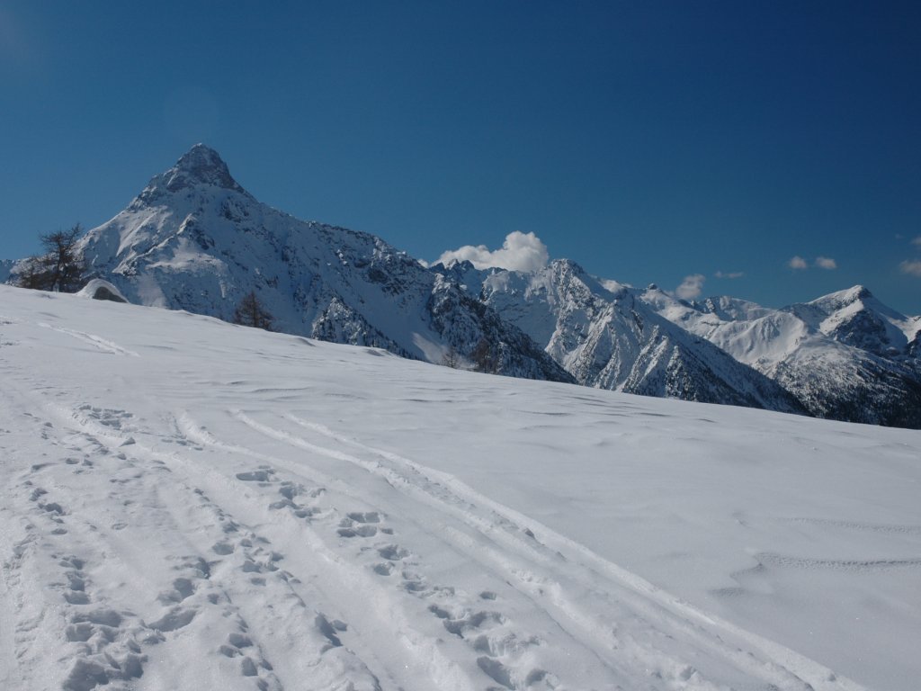 The front mountainside goes down towards Becca di Viou