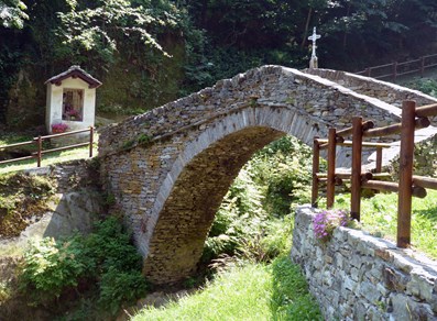 Ponte in pietra sul sentiero per Retempio