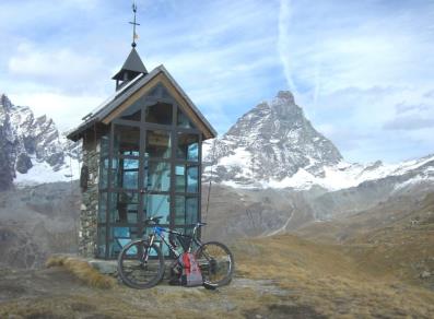 Kapelle von Alpini und der Matterhorn