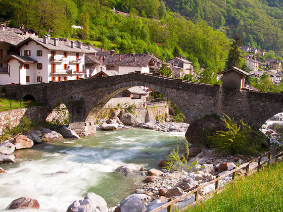 Ponte in pietra a Lillianes