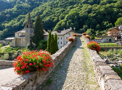 Pont en pierre à Lillianes