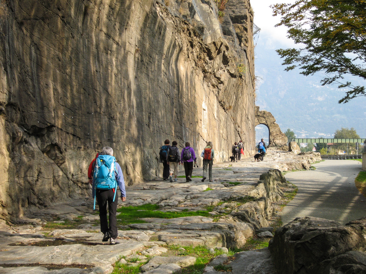 The Roman road to the Gauls and its arch - Donnas