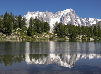 Le Grandes Jorasses si riflettono nel Lago d'Arpy