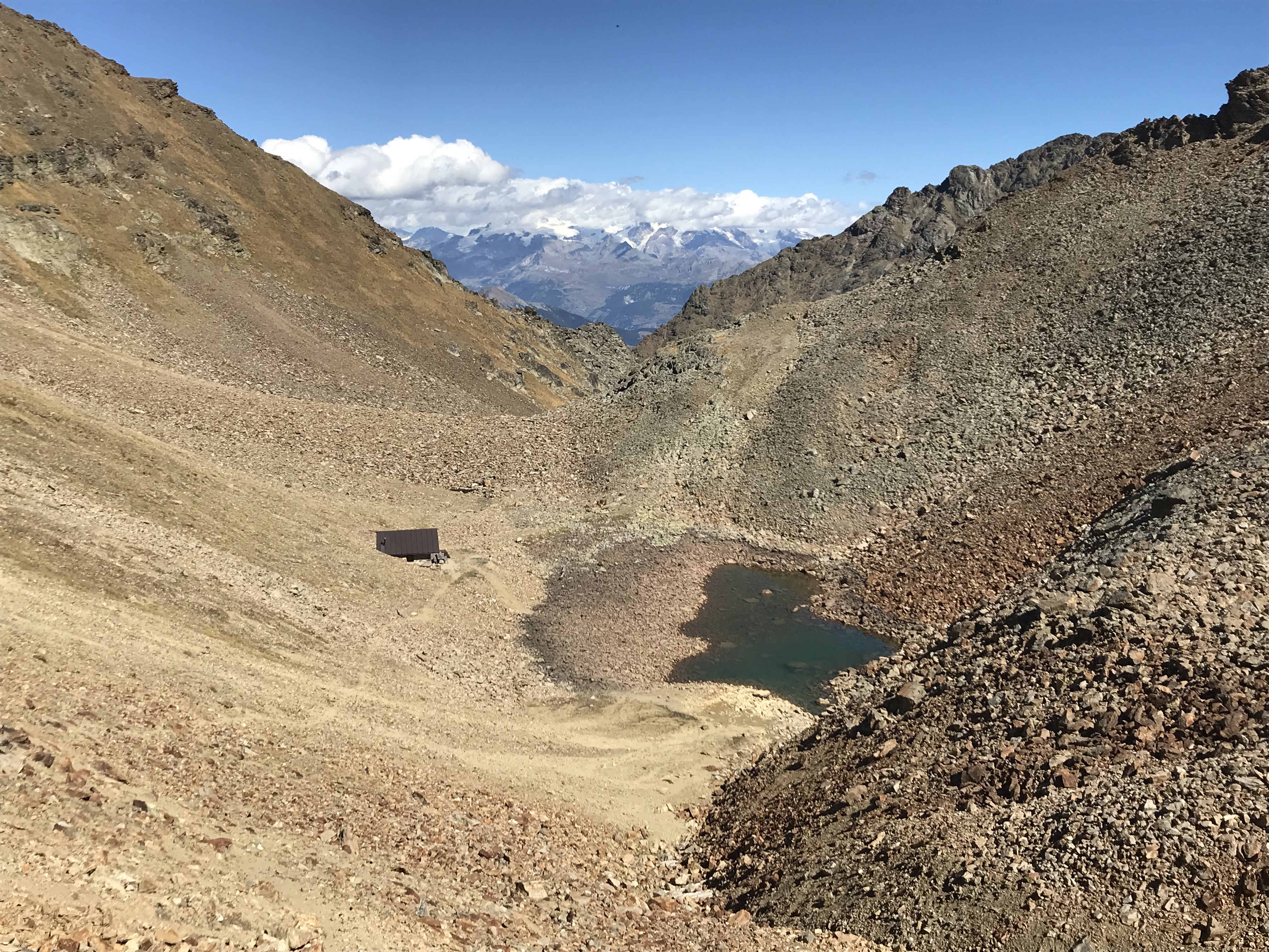 pequeño lago abajo el vivac