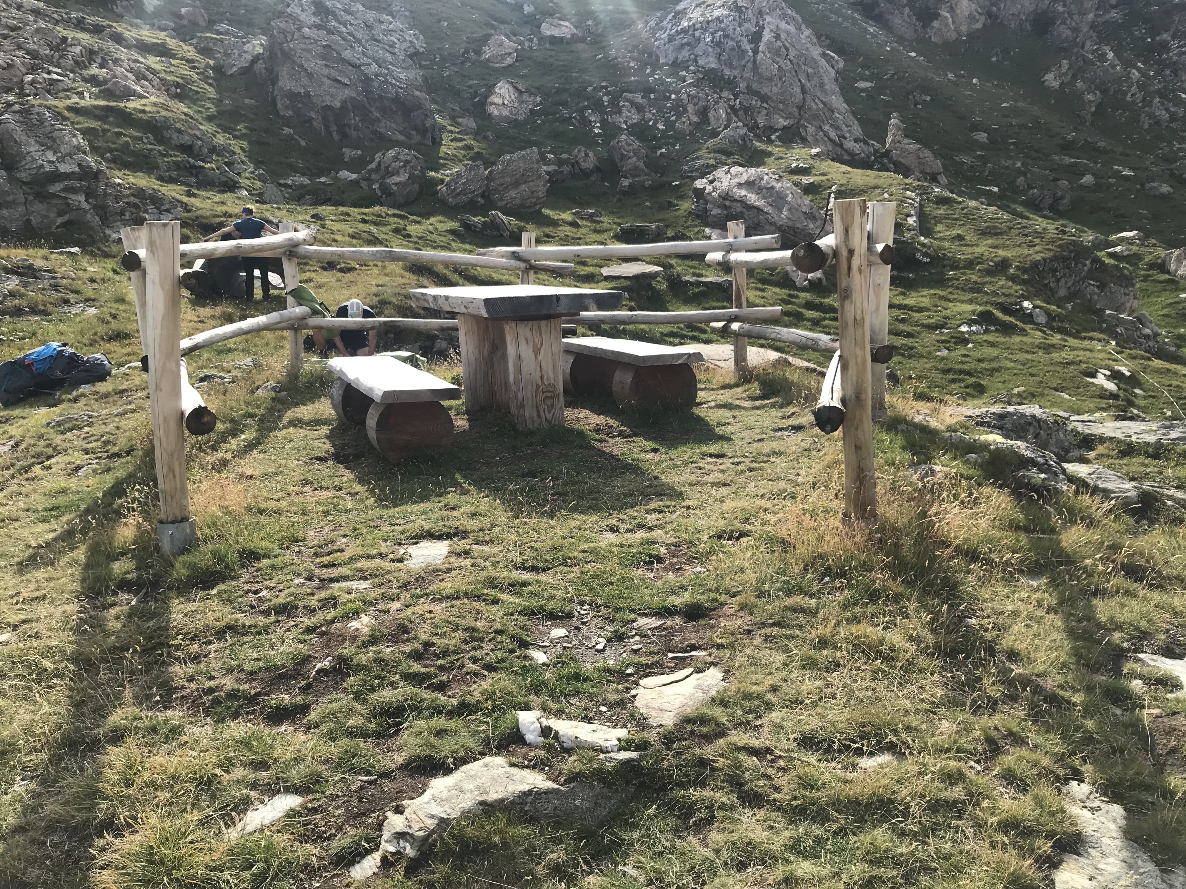 tavolo pic nic davanti al bivacco