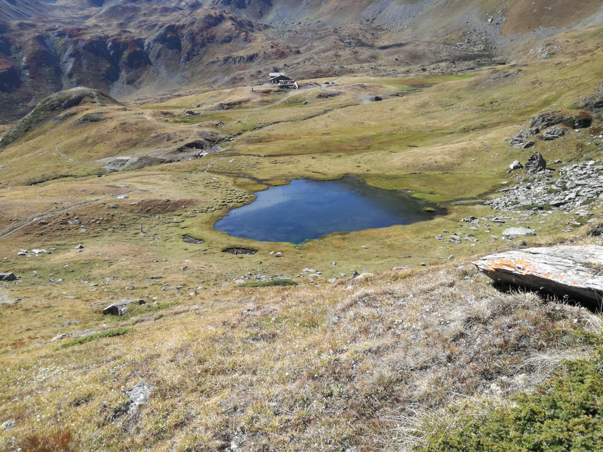 Lac des grenouilles and Mont Fallère mountain hut