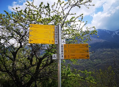 cartelli escursionistici nei pressi della frazione