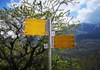 cartelli escursionistici nei pressi della frazione