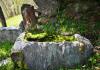 Brunnen in den Felsen jenseits des Marine Dorfes (Perloz) geschnitzt