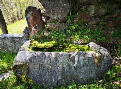 fontaine creusée dans la roche en aval du village de Marine (Perloz)