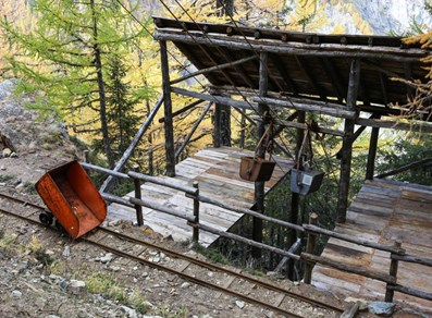 Mineral transport trolley