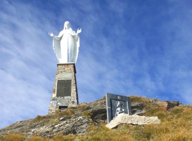 La estatua de la madonna en la cumbre