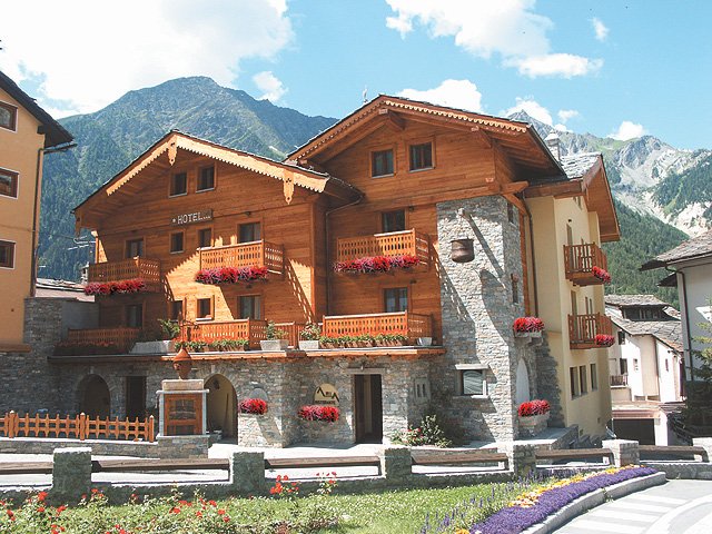Hotel Maison Saint Jean - Exterior in summer