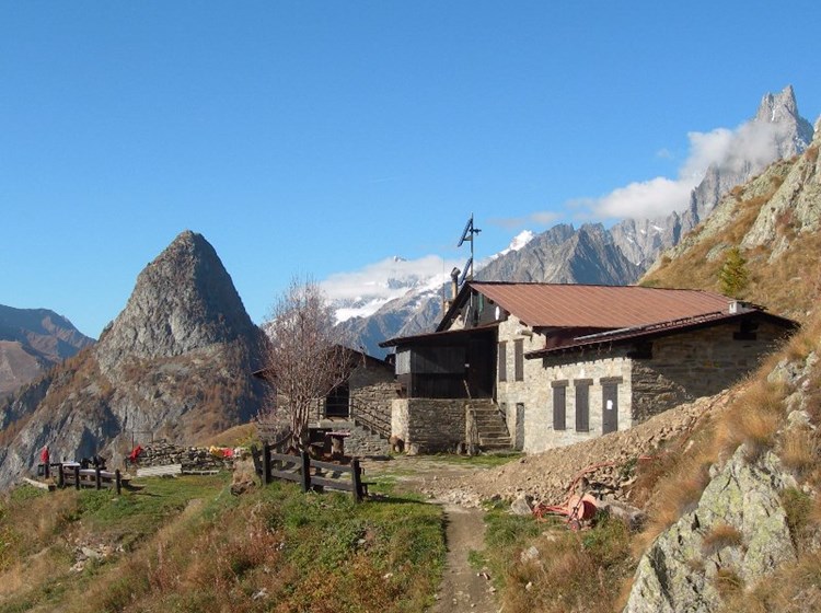 Bertone Mountain Hut – Exterior in summer