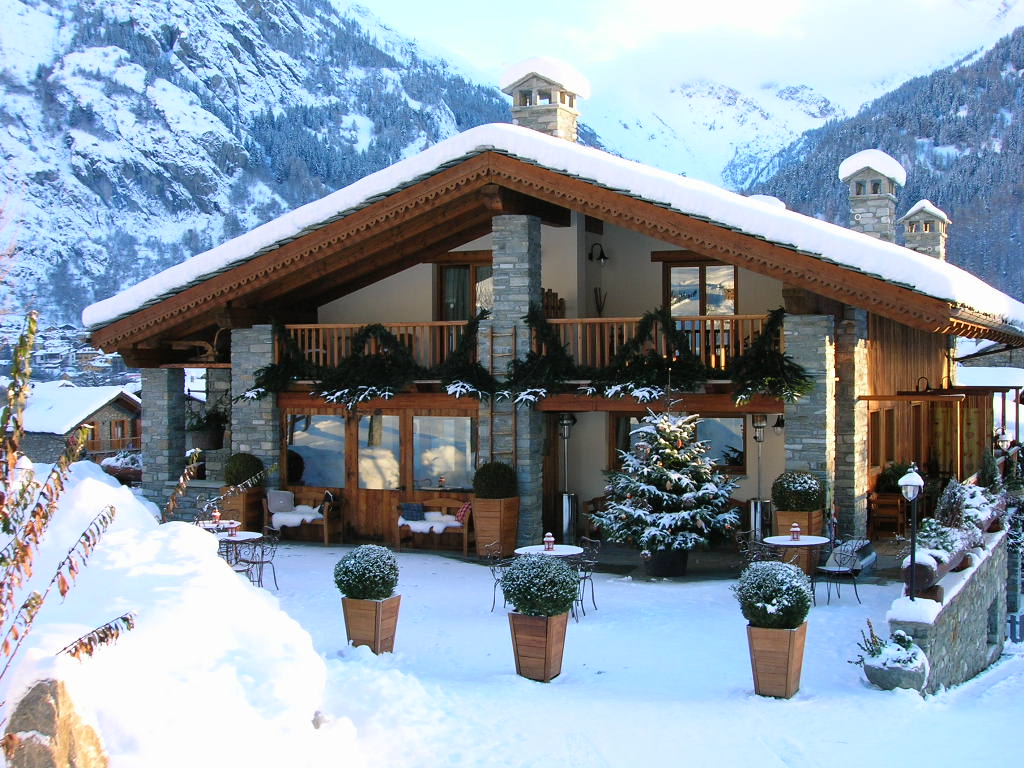 Hotel Lo Campagnar - the Exterior in Winter