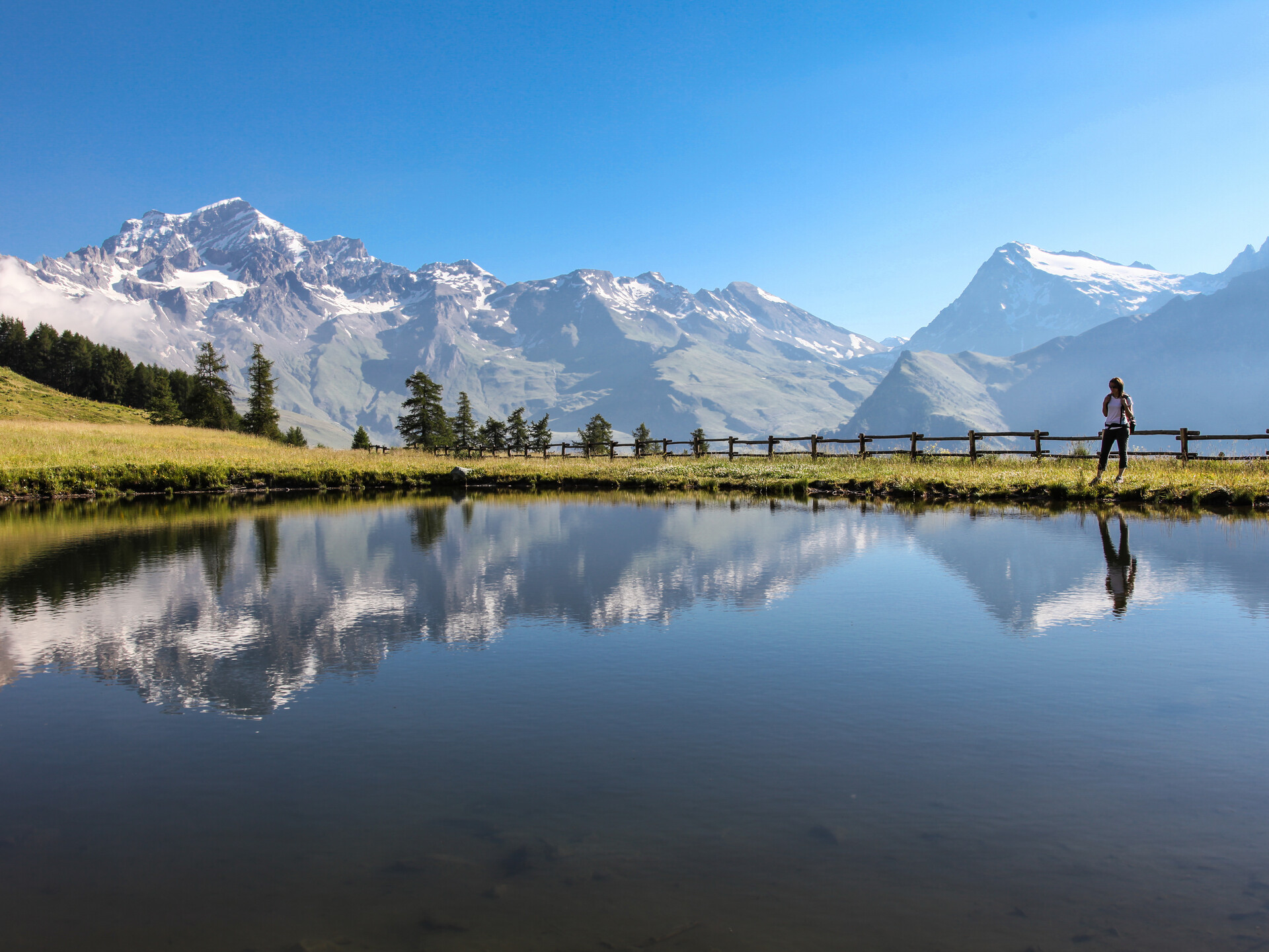 Le Grand Combin et le Mont Gelé se reflètent dans les eaux du petit lac près du plateau de Champillon