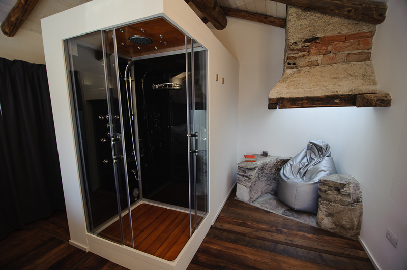 particolare zona bagno turco e relax