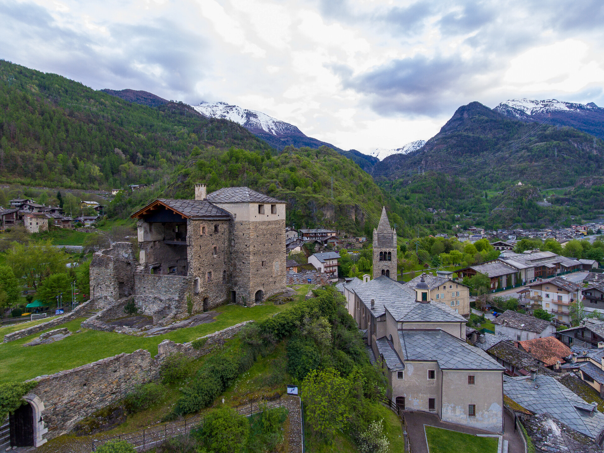 Il castello La Mothe e la chiesa