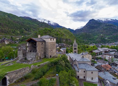Il castello di La Mothe e la chiesa