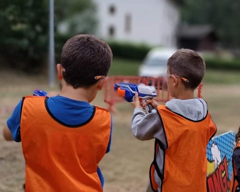 Gioco con le pistole giocattolo Nerf