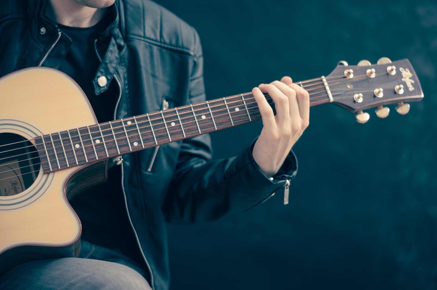 Musicista con chitarra